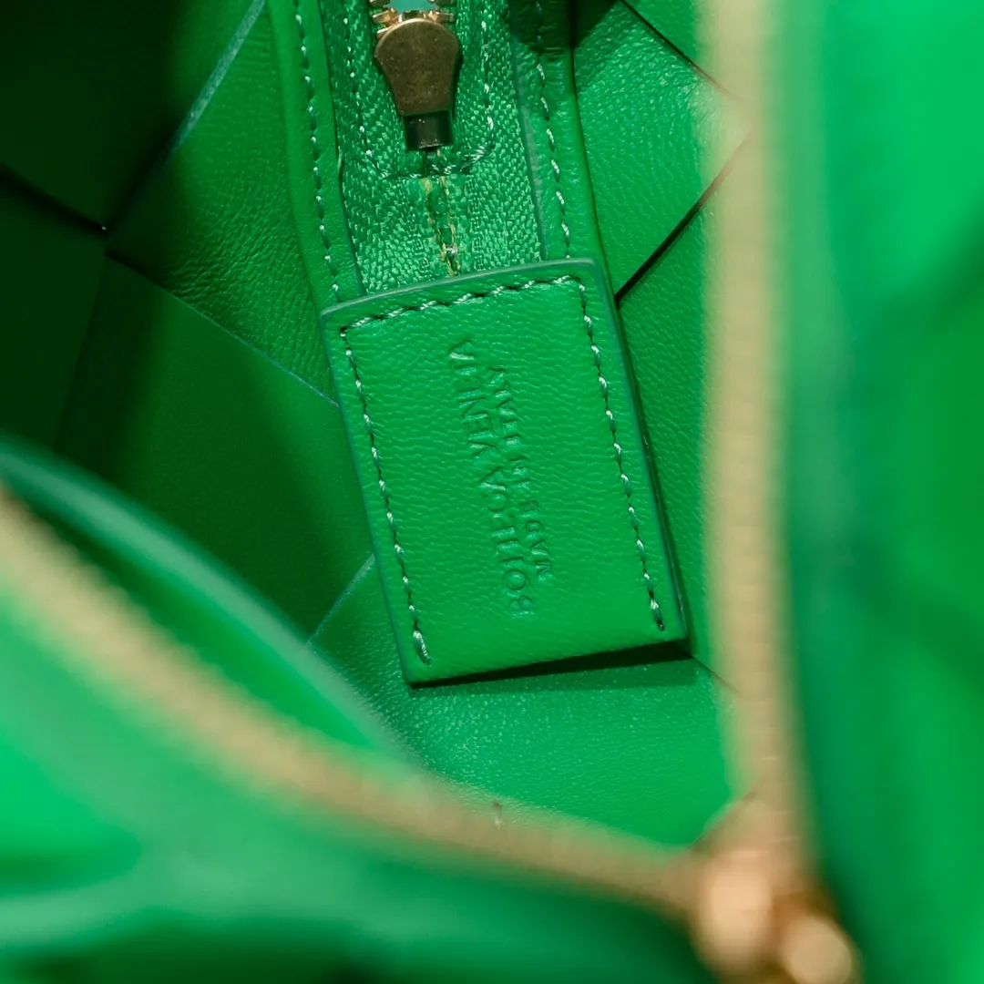 Batch 1360 #BV New Cassette camera bag📷Classic sheepskin woven material, matte texture, soft and delicate, high-end fashionable and unobtrusive. Clever handwork makes its structure very three-dimensional, so it also brings a large capacity, the bag body is very simple and attractive, giving everyone a fashionable and interesting visual experience. Zipper opening and closing, practical, lightweight when carried on the body, and the upper body has an American feel and is a bit playful and cute [Hey ha] Size: 22*14x10, model: 6600#